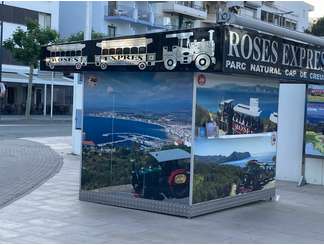 Point de départ de notre escapade, à 8.30h nous attendons le bus (pas le train comme la photo pourrait le laisse supposer) qui nous projettera au port de Cadaquès.